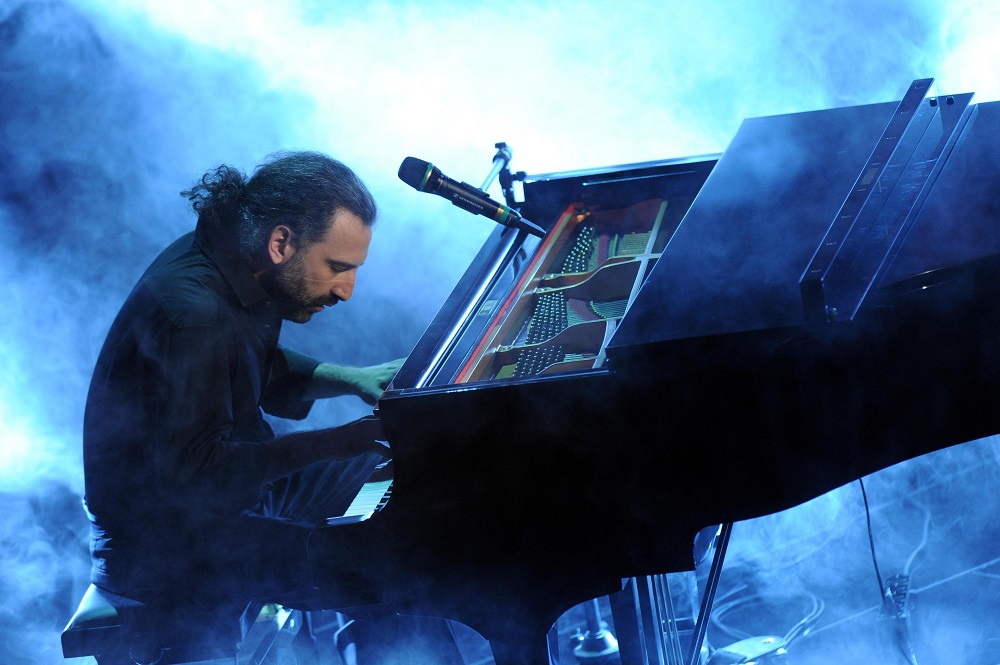 Italian jazz pianist Stefano Bollani performs during the fourth night of the 63rd Sanremo Italian Song Festival at the Ariston theatre in Sanremo, Italy, 15 February 2013. The Sanremo Italian Song Festival runs from 12 to 16 February. ANSA/ETTORE FERRARI