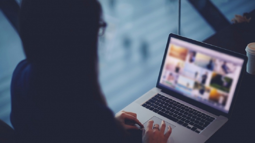 20150615175205-startup-guide-microinfluencers-vlog-blogger-social-media-girl-woman-laptop