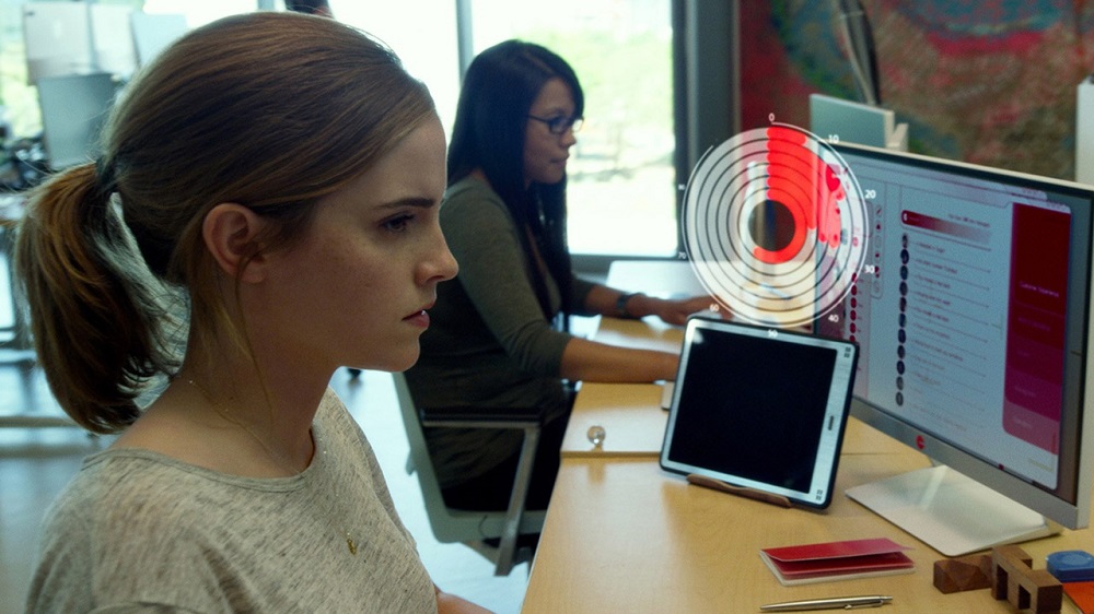 Emma Watson in una scena del film "The Circle"